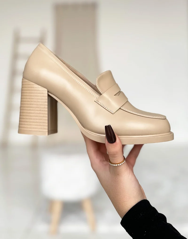 Mocassins beiges à talon épais