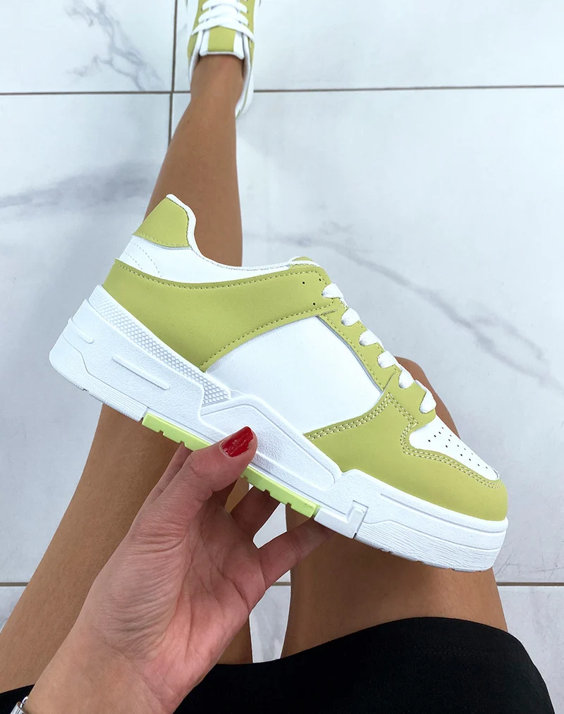 Baskets blanches et vert pomme