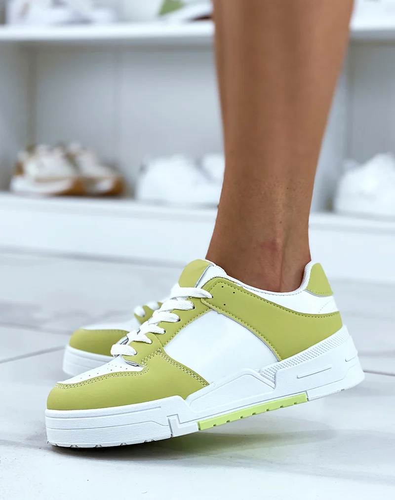 Baskets blanches et vert pomme