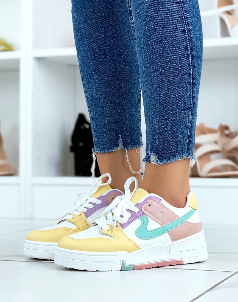 Baskets blanches et jaunes à détails pastels