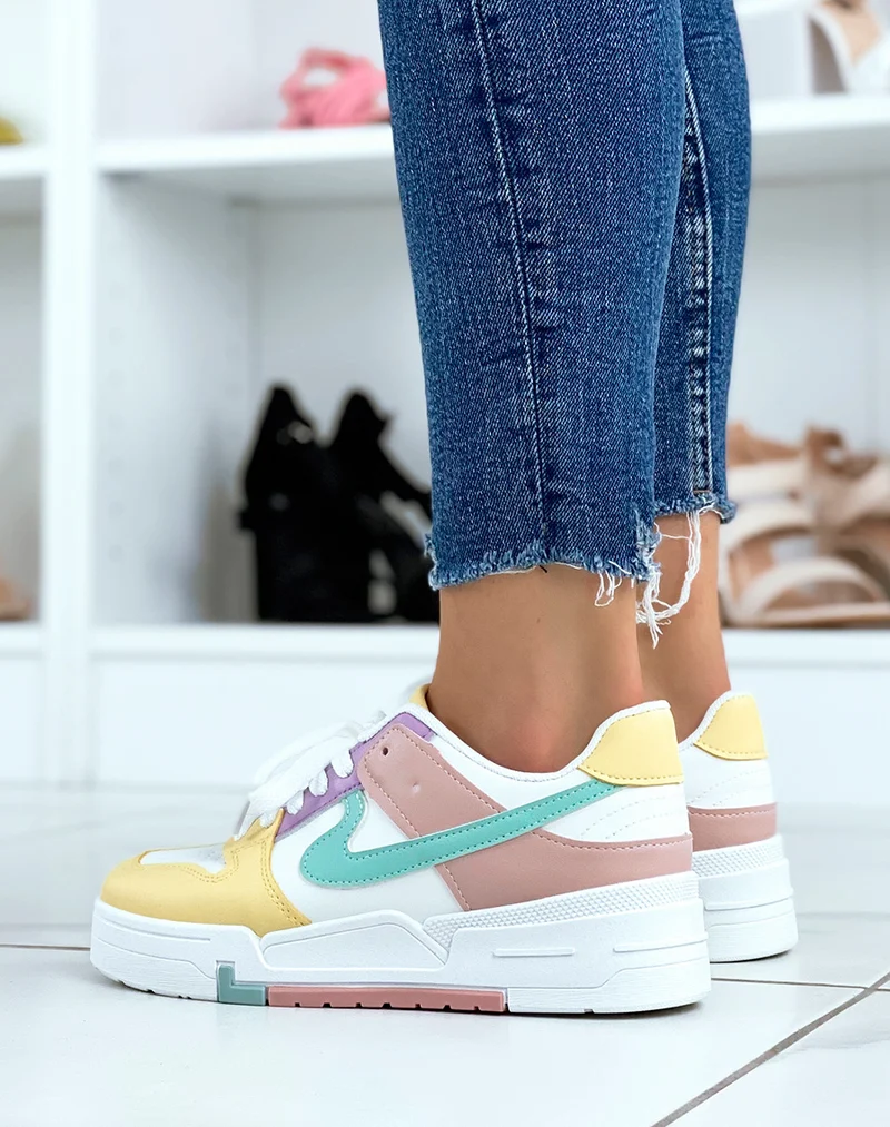 Baskets blanches et jaunes à détails pastels