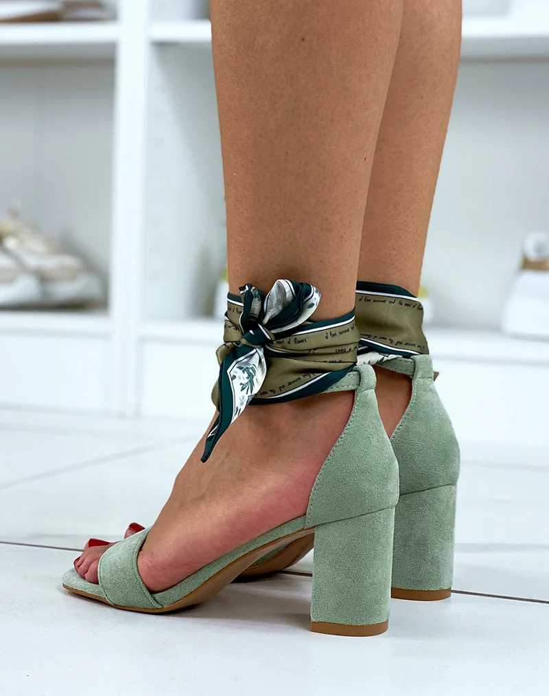 Sandales en suédine verte à talon épais et ruban floral