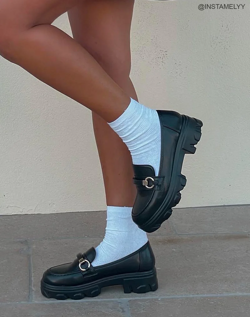 Mocassins noirs mates à détails dorés