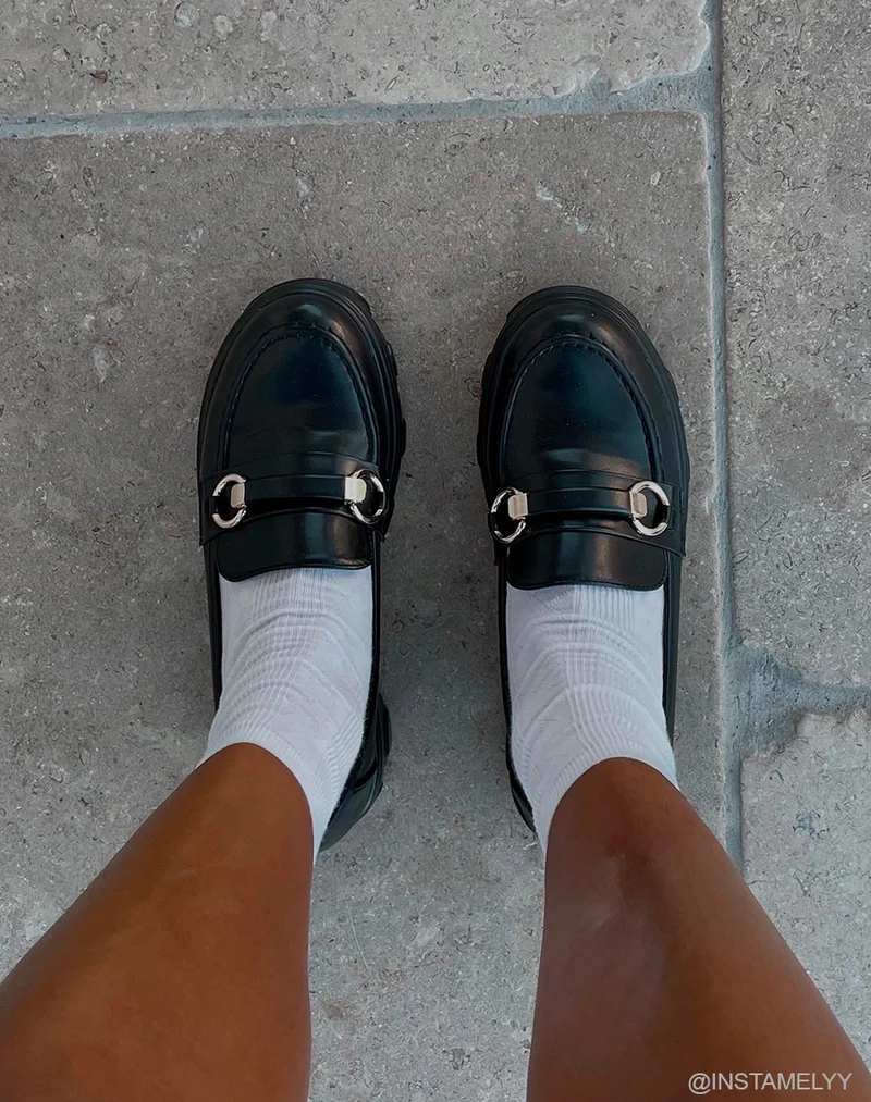 Mocassins noirs mates à détails dorés