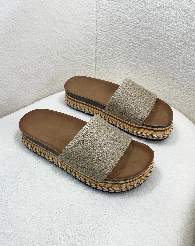 Mules à bride épaisse beige et semelle épaisse style aztèque