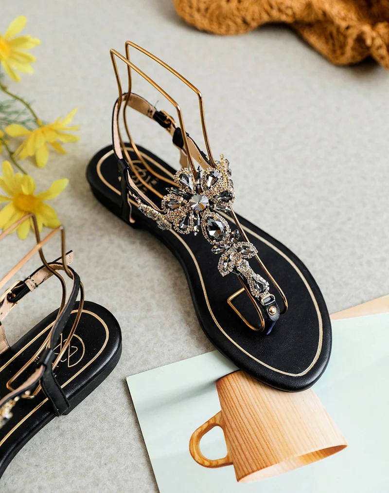 Nu-pieds noirs à multiples bijoux brillants noirs et dorés
