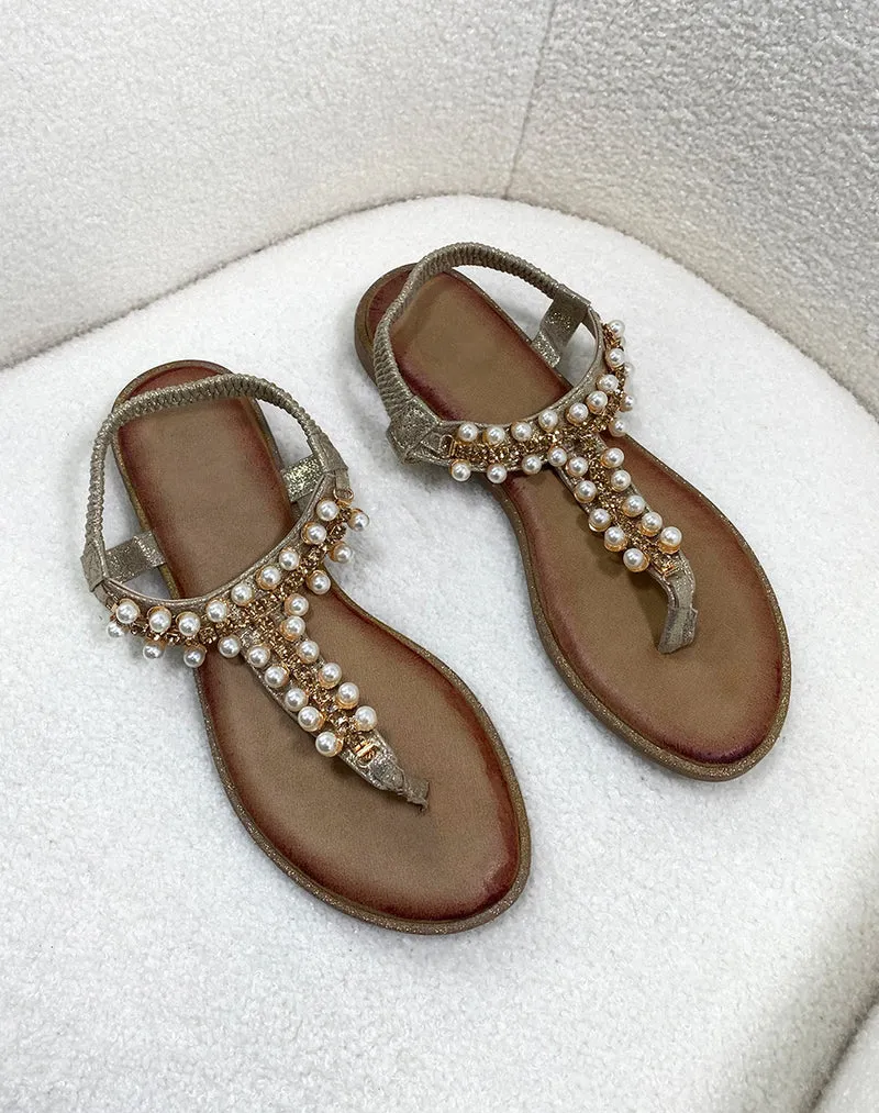 Nu-pieds dorés à perles blanches et strass dorés
