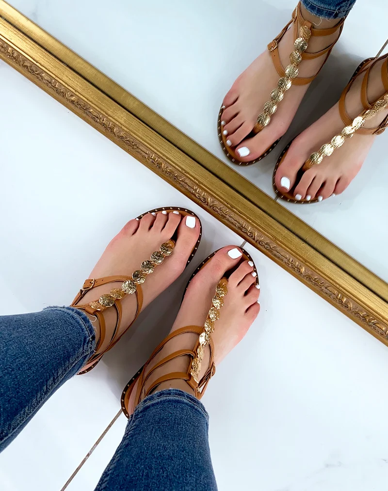 Nu-pieds camel à multiples lanières et bijoux dorés