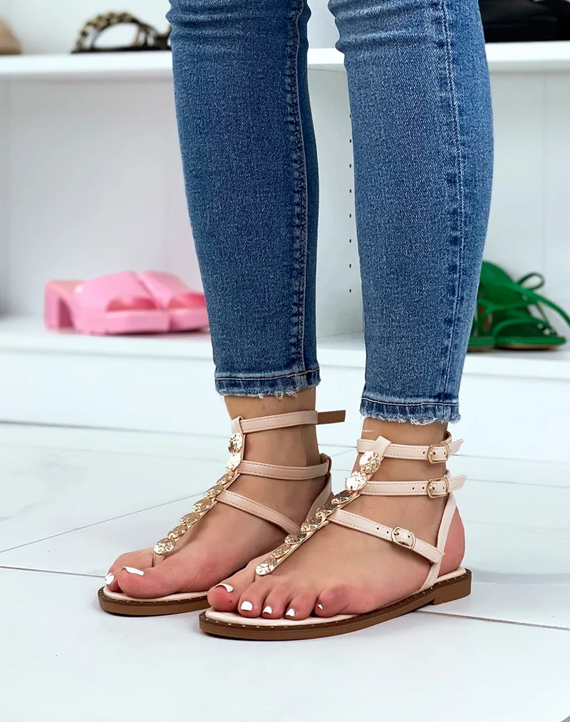 Nu-pieds beiges à multiples lanières et bijoux dorés