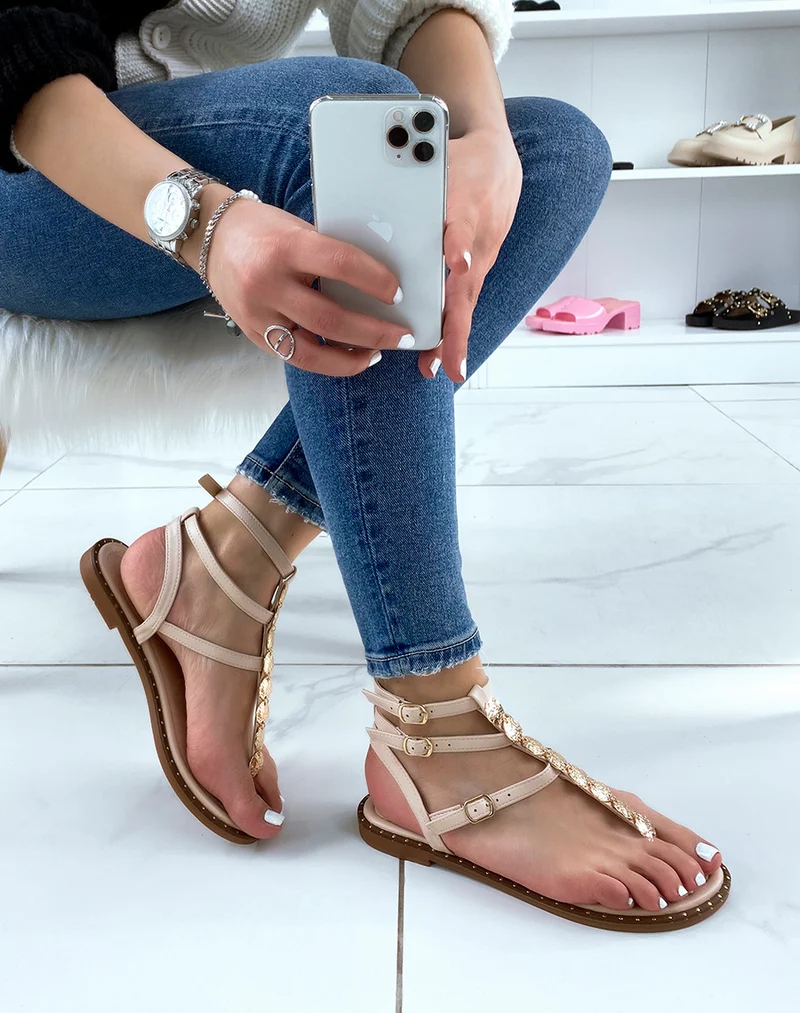 Nu-pieds beiges à multiples lanières et bijoux dorés