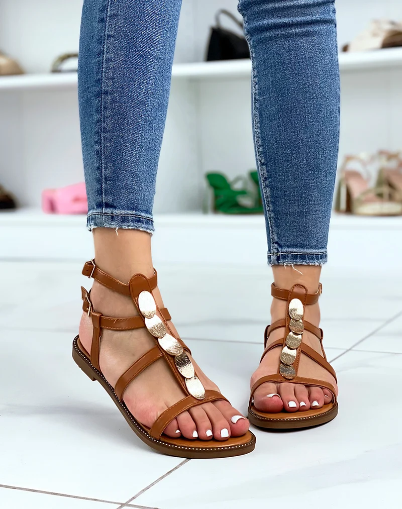 Nu-pieds camel à pièces dorés et multiples brides