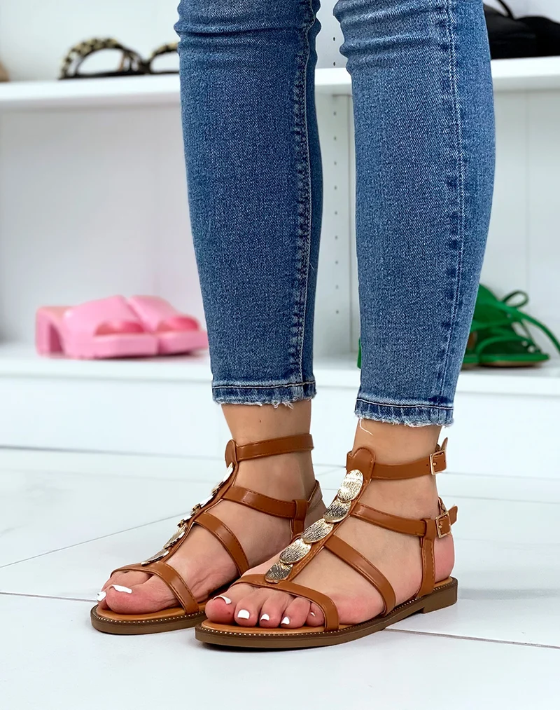 Nu-pieds camel à pièces dorés et multiples brides