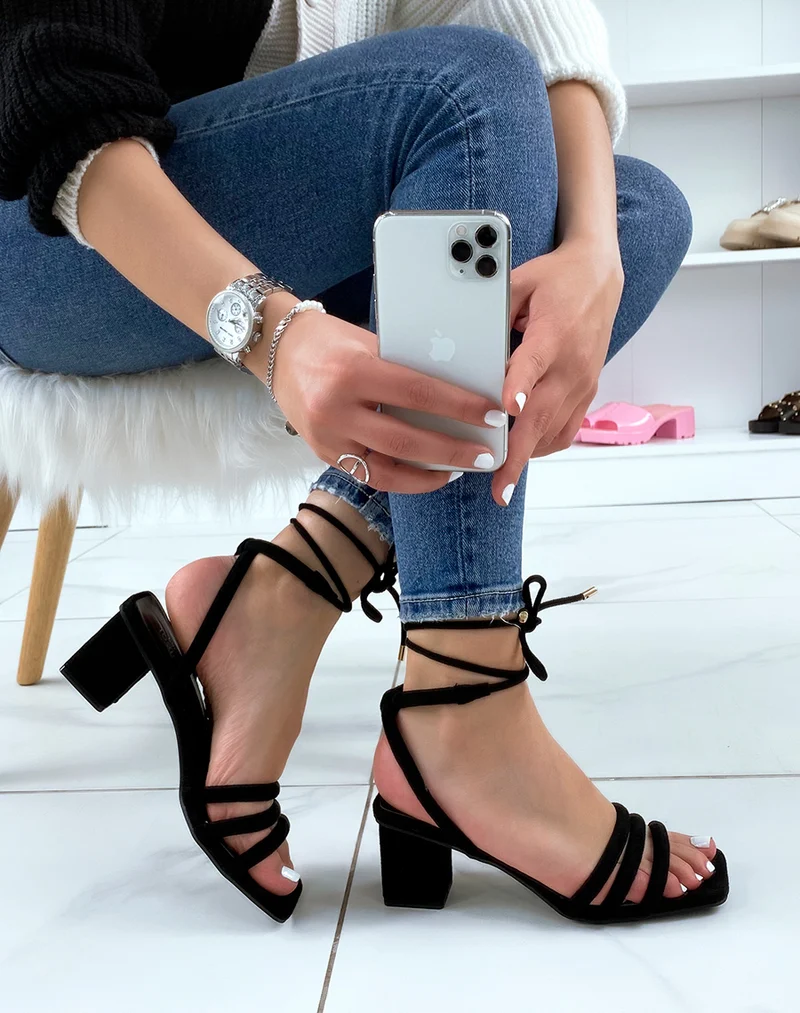 Sandales noires en suédine à lacets et bout carrés
