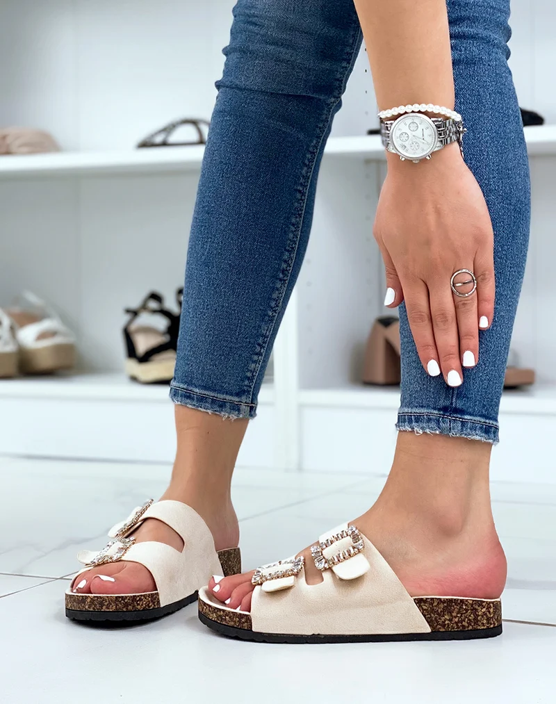 Mules beiges à lanières épaisses et bijoux à strass