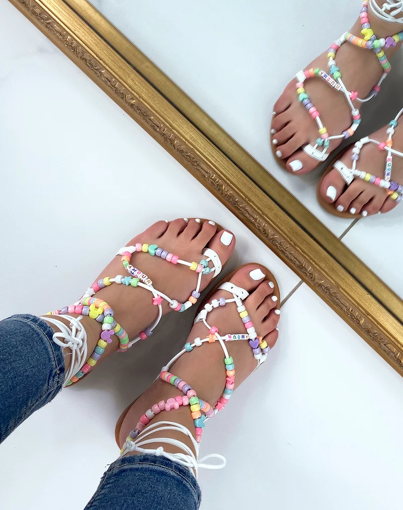 Nu-pieds blancs à longues lanières à perles colorées