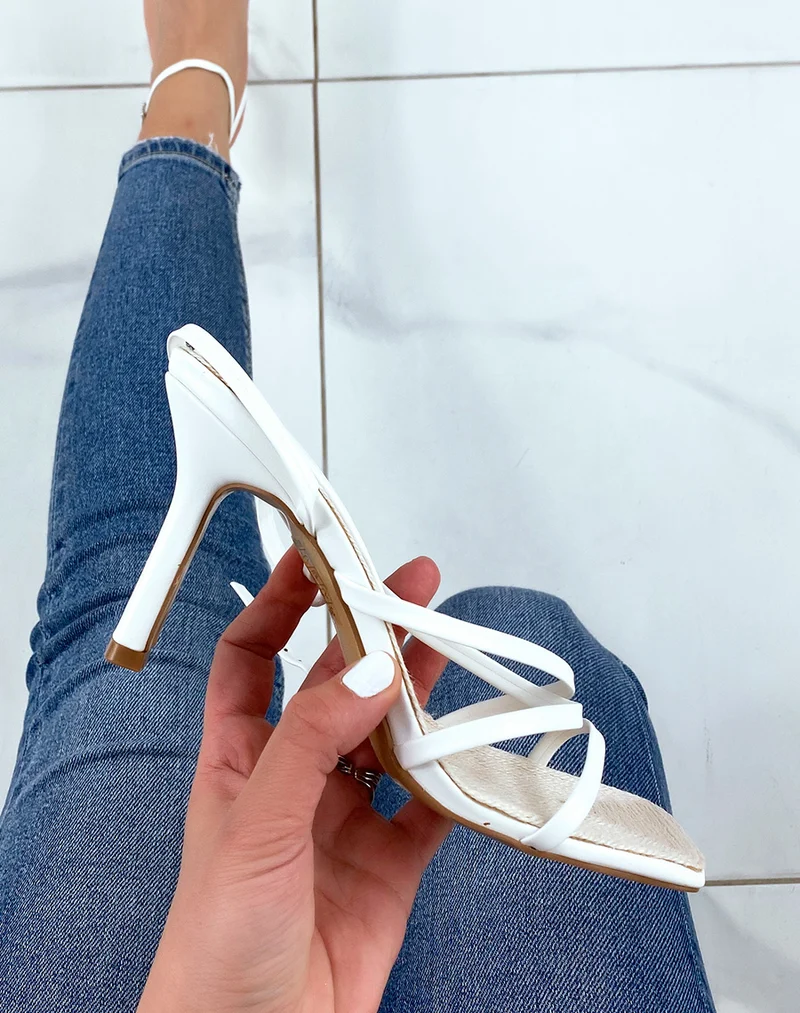 Sandales blanches à fine bride et intérieur toile de jute et talon aiguille