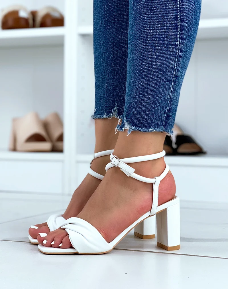 Sandales blanches à bride plissée à talon