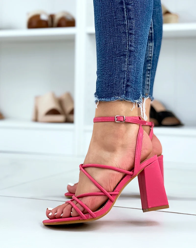 Sandales fushia à lanières entrecroisées et talon épais