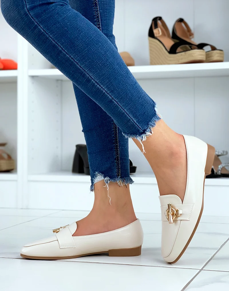 Mocassins beiges à boucle dorée