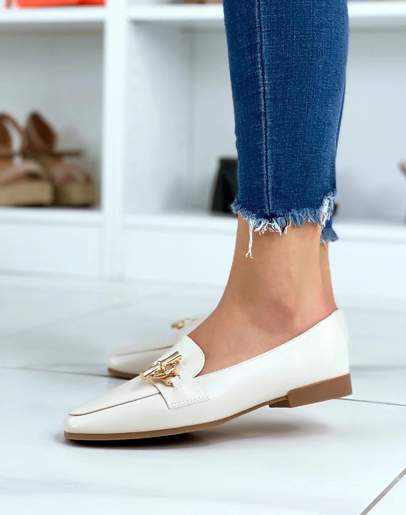 Mocassins beiges à boucle dorée