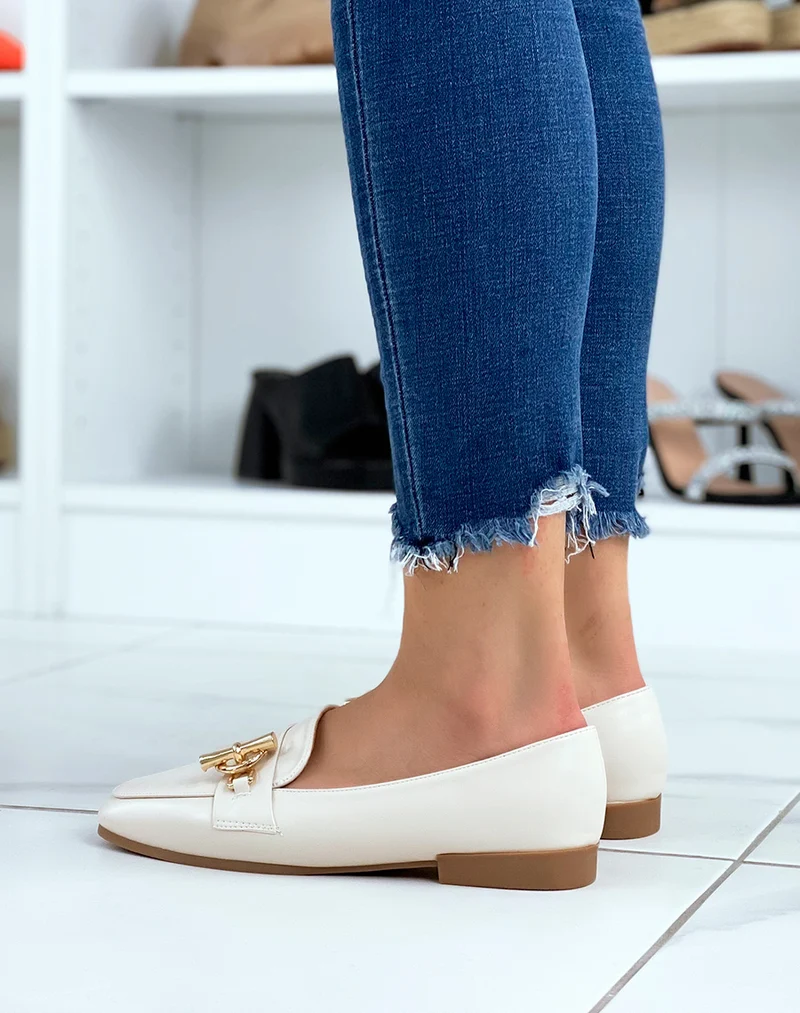 Mocassins beiges à boucle dorée
