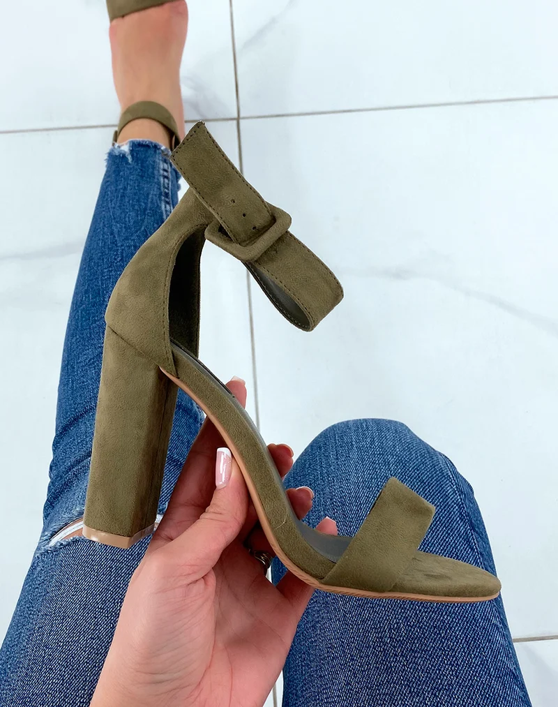 Sandales à talon vert olive à boucle carré