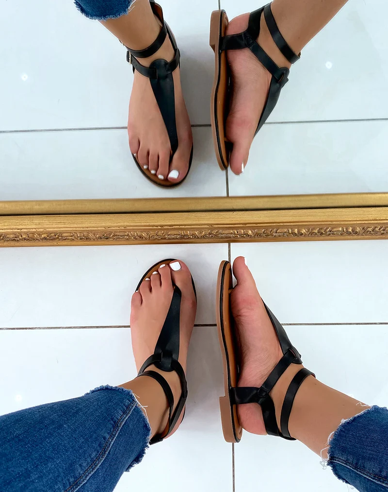 Nu-pieds noirs à double lanière et boucles dorées
