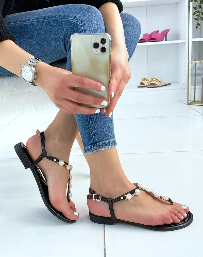 Nu-pieds noirs ornés de perles blanches