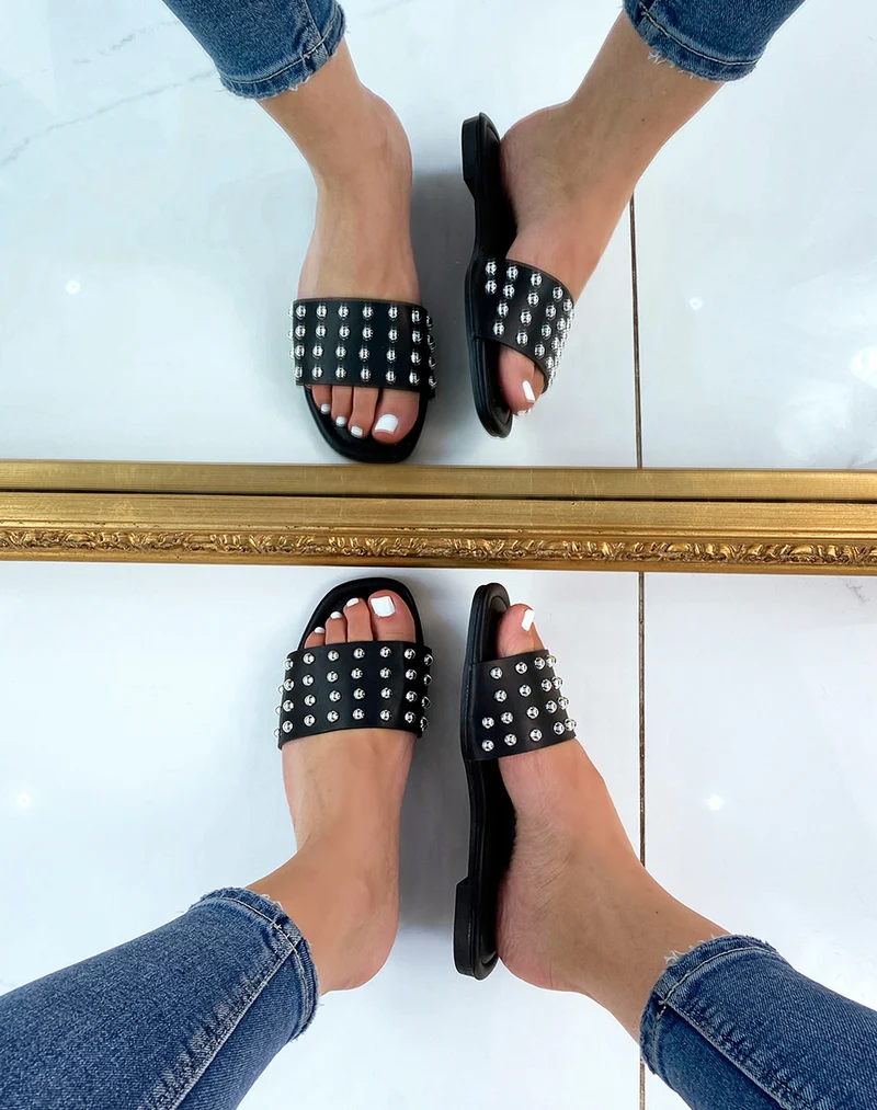 Mules plates noires cloutées