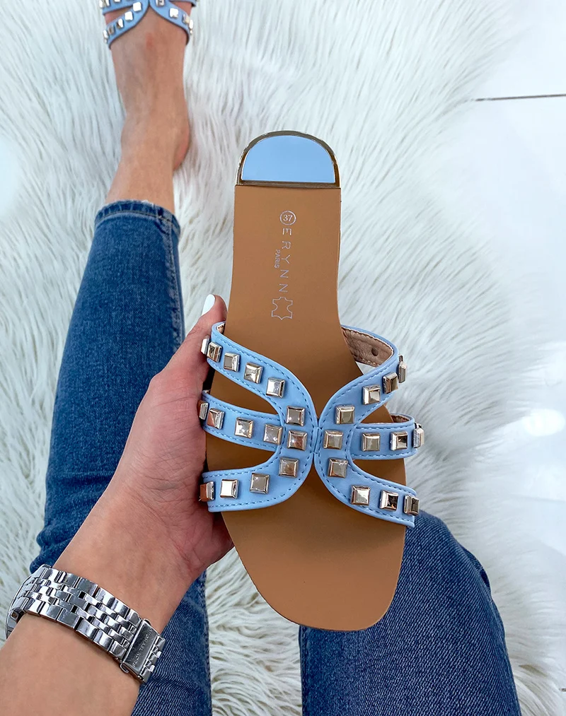 Mules bleues à multiples brides ornées de clous
