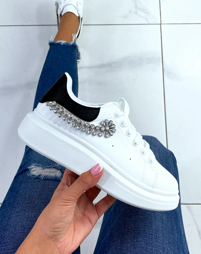 Basket blanches avec empiècement arrière noir avec décoration strass