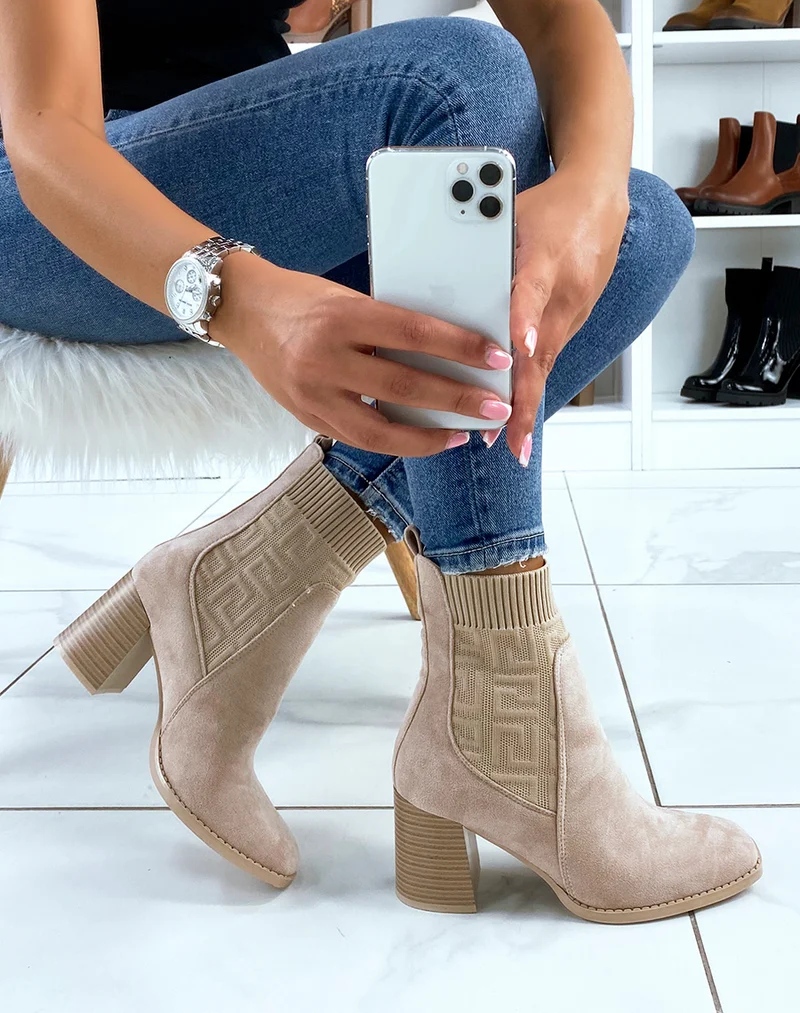 Bottines en suédine beige effet chaussette à talon