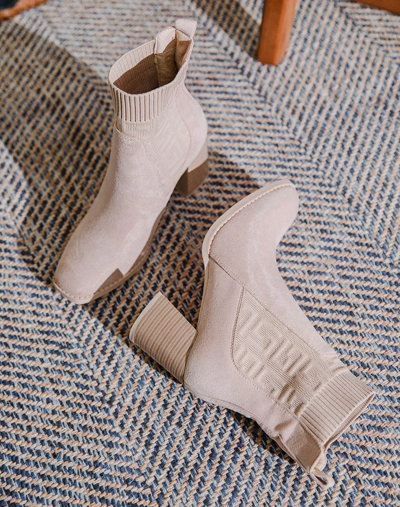 Bottines en suédine beige effet chaussette à talon