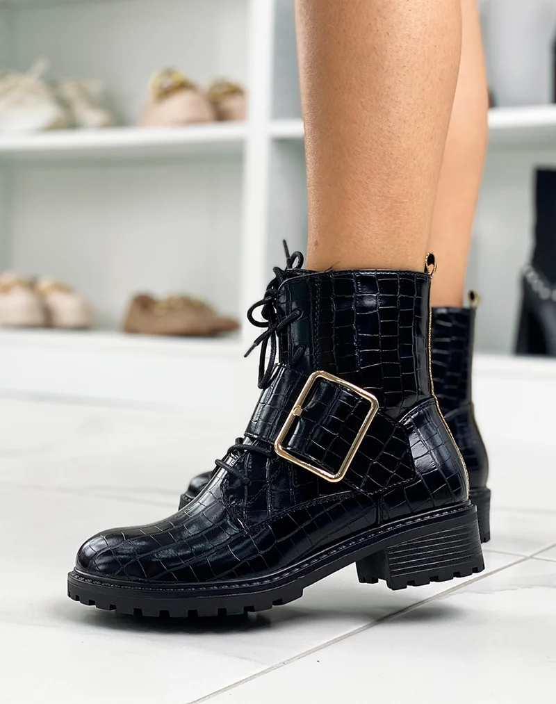 Bottines noires effet croco ornées d’une grosse boucle dorée