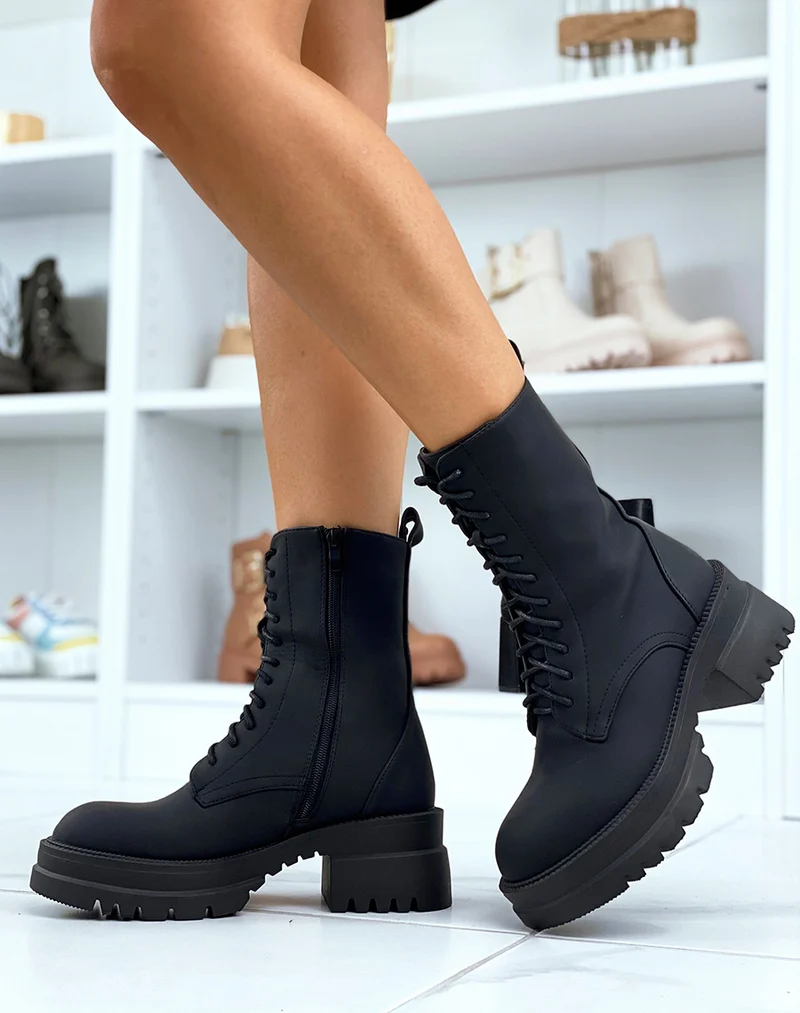 Bottines montantes noires lacées à semelle à talon cranté