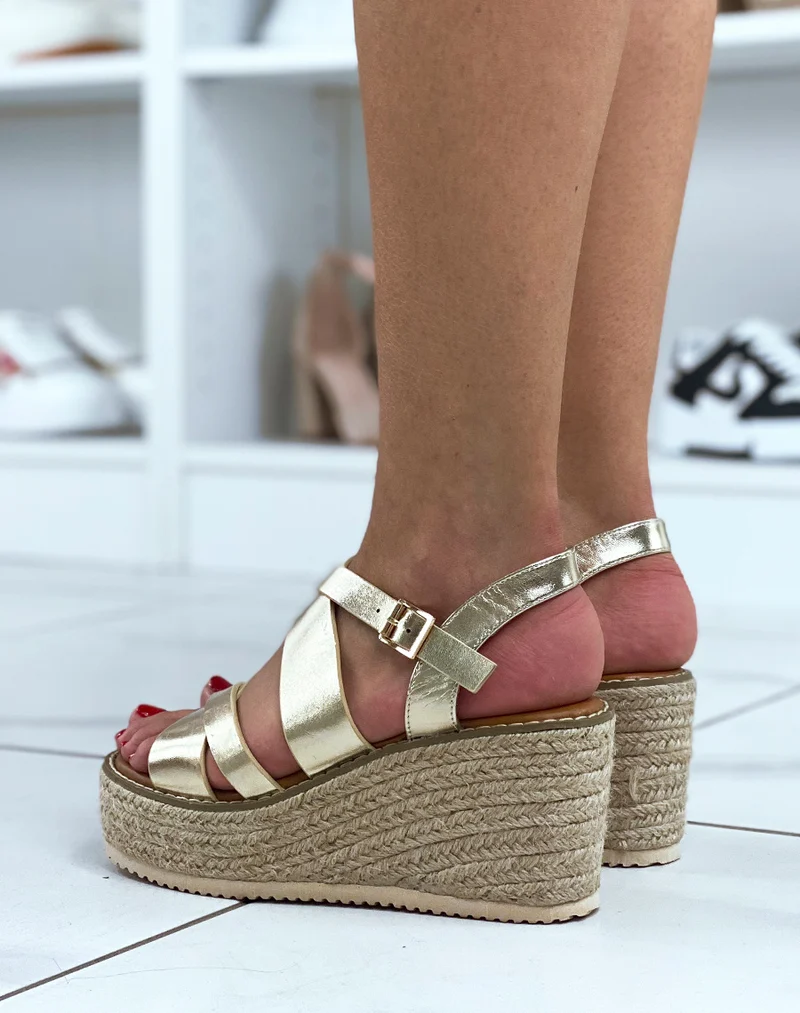 Sandales dorées à talon compensé en jute à multiples brides asymétriques