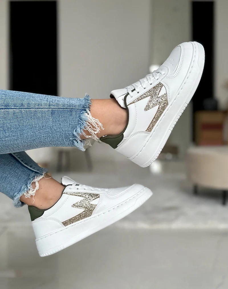 Baskets blanches à détails éclair dorés pailleté et empiècement vert