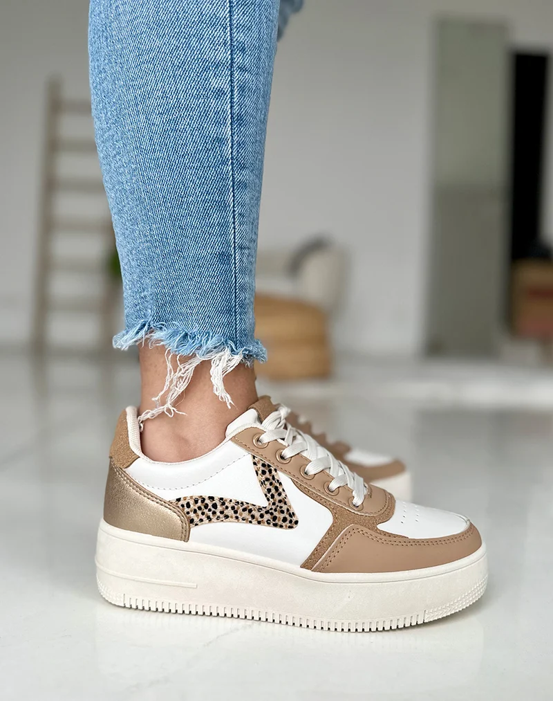 Baskets beiges et blanches avec motifs léopard et empiècement en suédine