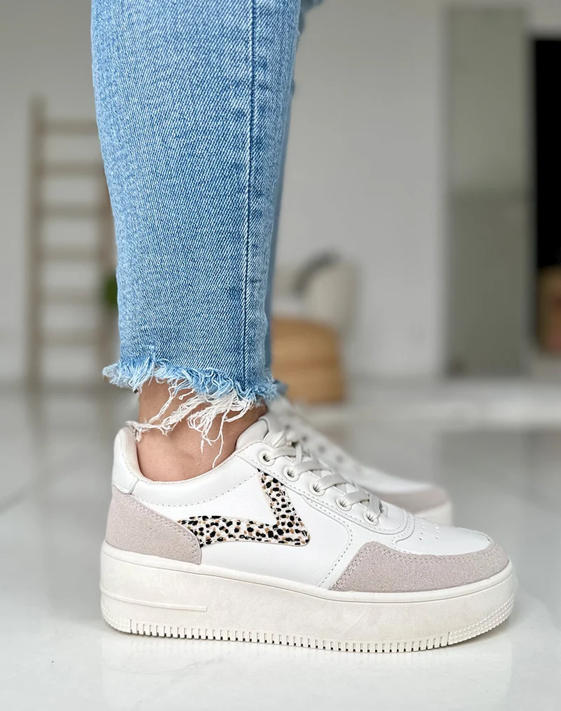 Baskets grises et blanches avec motifs léopard et empiècement blanc