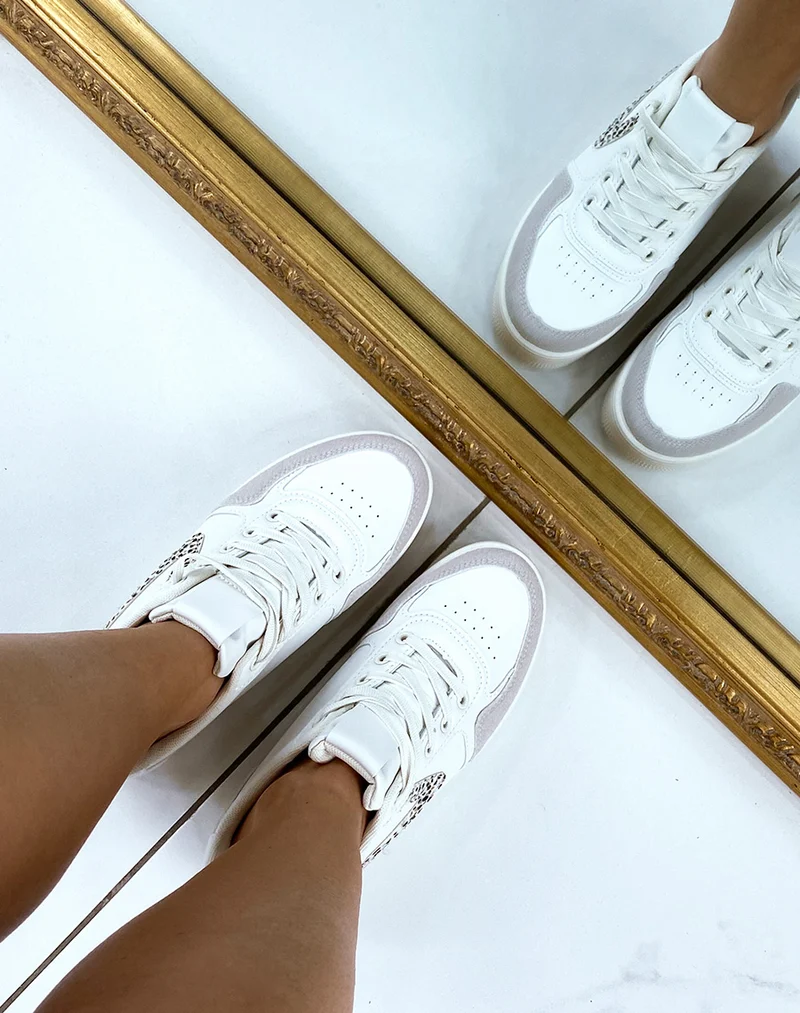 Baskets grises et blanches avec motifs léopard et empiècement blanc