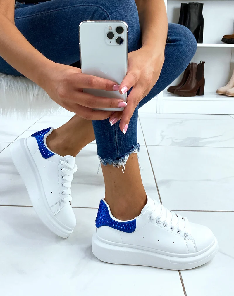Basket blanches avec empiècement arrière bleu ornées de strass
