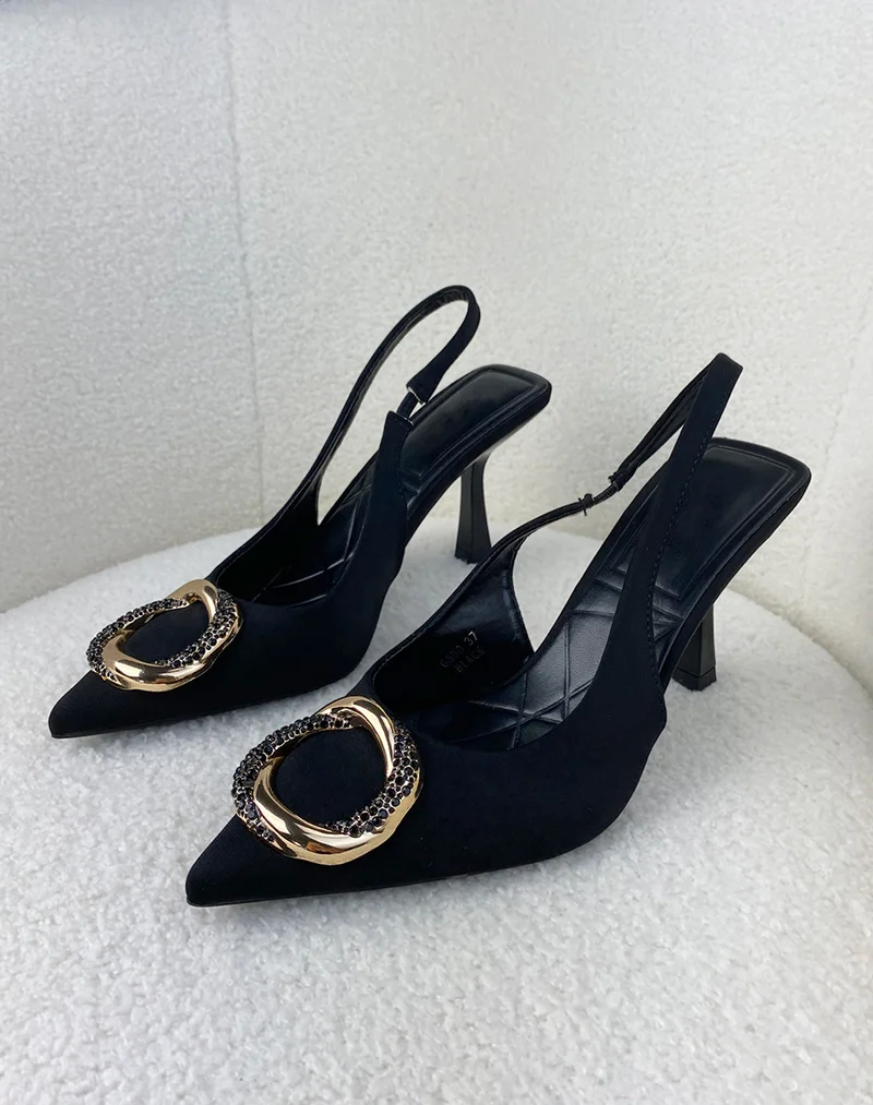 Escarpins noirs à détail rond à strass