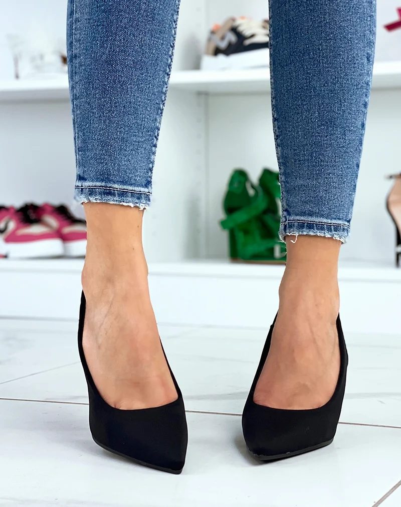 Escarpins noirs ouverts et talon aiguille