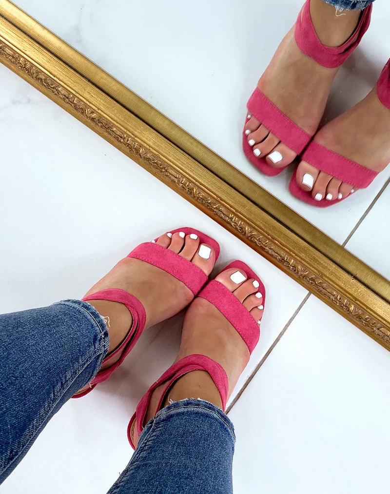 Sandales fushia en suédine à talon et bride entrecroisées
