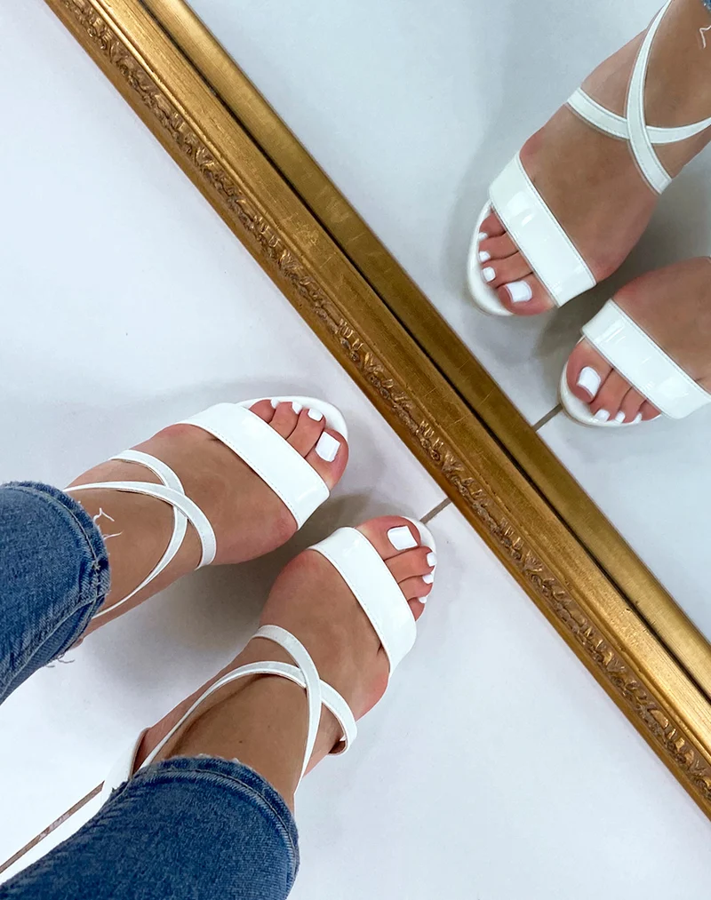 Sandales vernies blanches à bride croisées et talons aiguilles