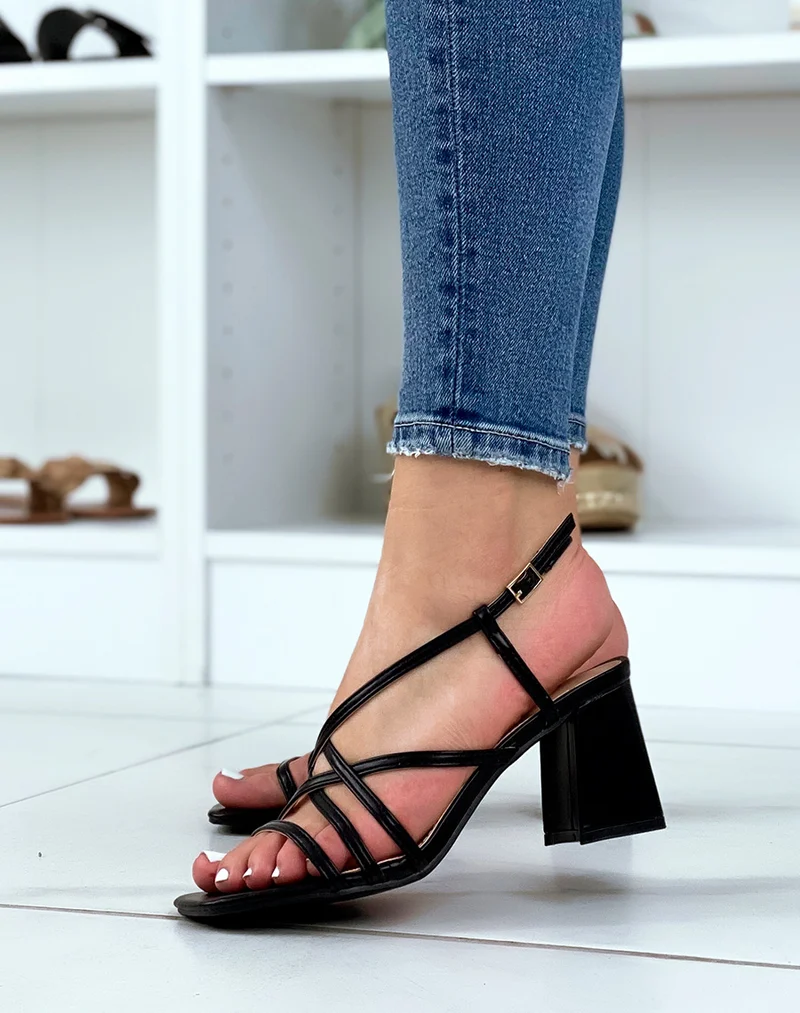 Sandales noires à multiples brides croisées et petit talon carré