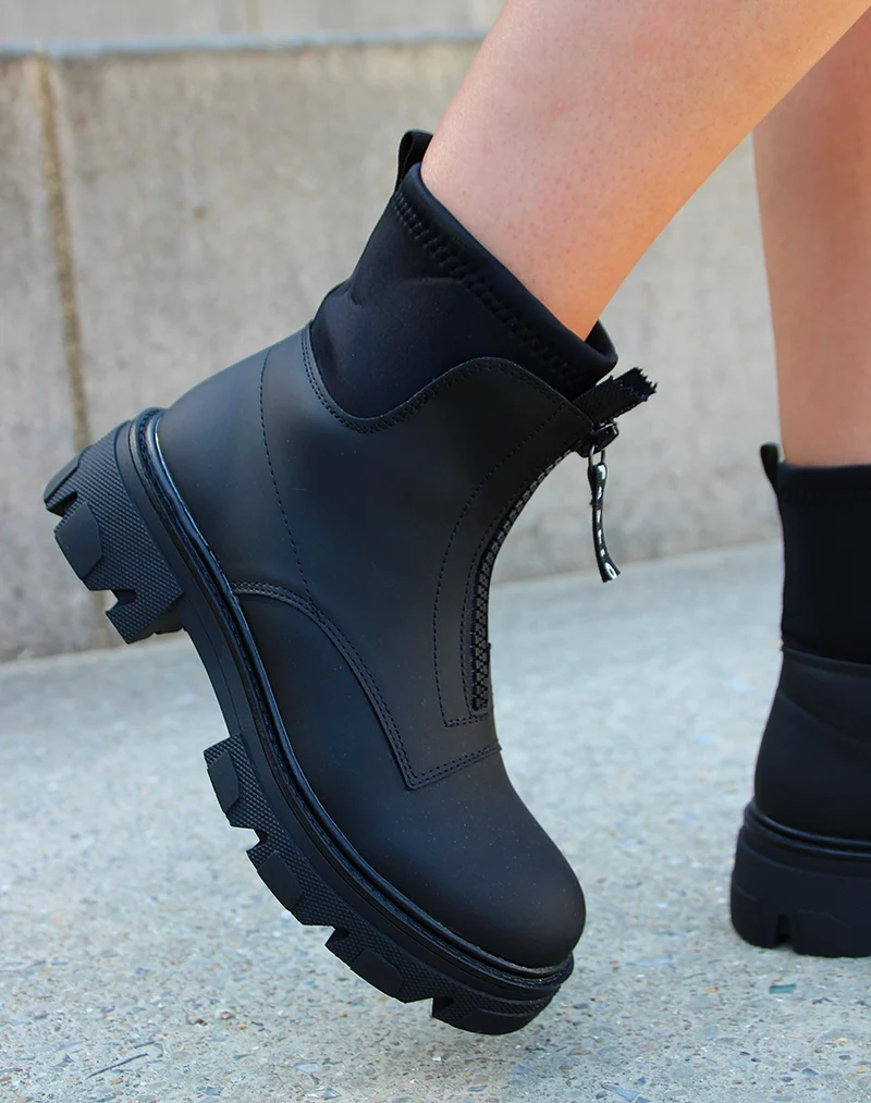 Bottines noires gommées effet chaussette
