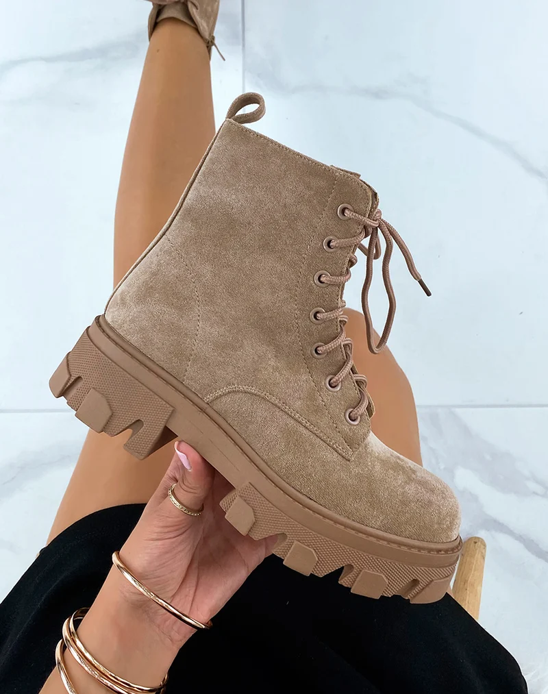 Bottines en suédine marron lacées à semelle crantée
