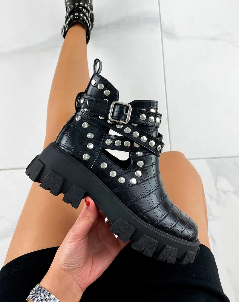 Bottines croco noires cloutées
