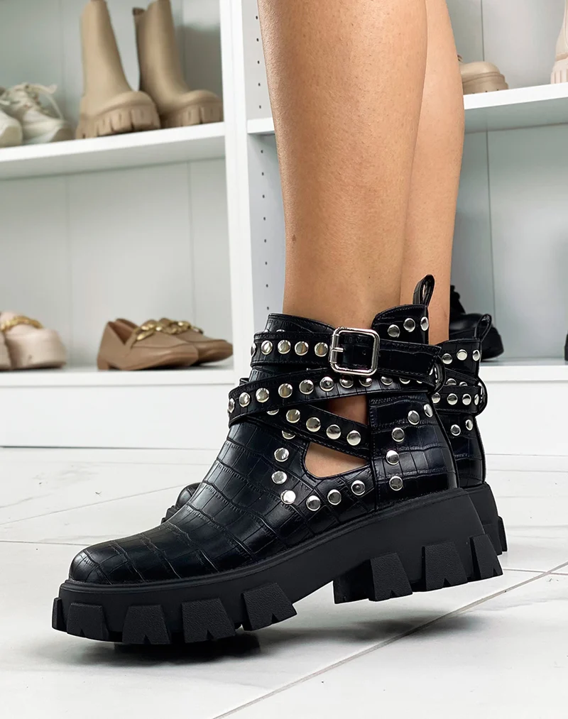 Bottines croco noires cloutées